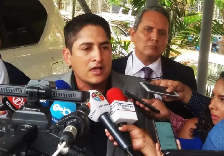 Pérez se presentó en compañía de su abogado, José Jované. Foto de Adiel Bonilla