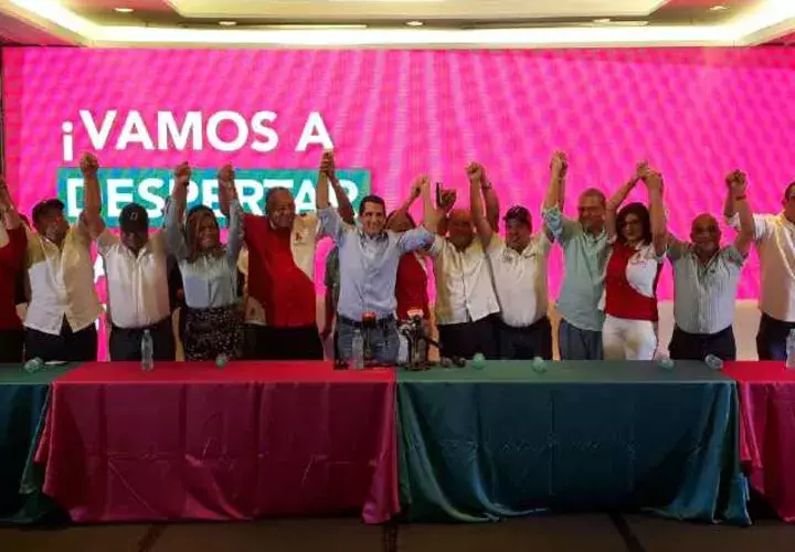 Directivos de ambos colectivos alzan los brazos, tras el acuerdo. Víctor Arosemena