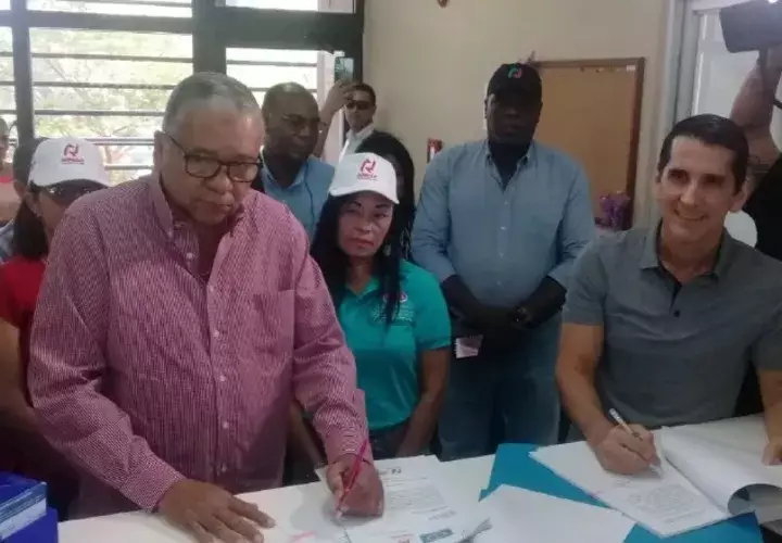 José Muñoz y Rómulo Roux asistieron al Tribunal Electoral ayer.