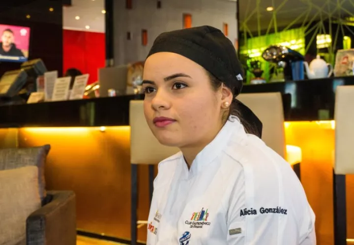 Alicia González tiene 24 años. 