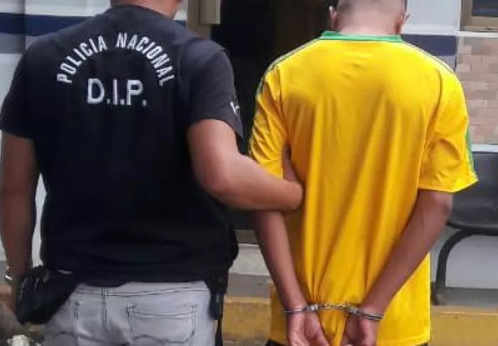 Otros operativos se registraron por unidades de servicio en la DNIP, de la 4ta. Zona, logrando la aprehensión en la barriada Victoriano Lorenzo, de un sujeto de 20 años de edad, solicitado por las autoridades por el delito Contra el Patrimonio Económico (Robo), caso a órdenes de las instancias correspondientes. Foto/ Mayra Madrid
