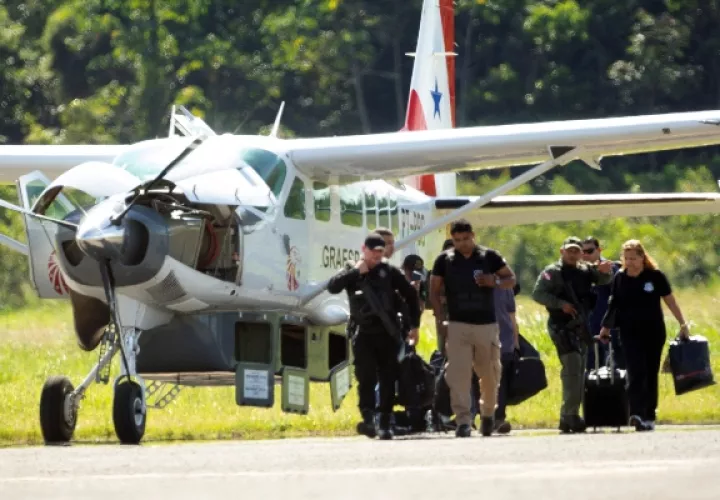Oficiales forenses llegan al aeropuerto de Altamira para ayudar con la identificación de las 57 víctimas de la masacre de ayer, en Altamira (Brasil). FOTO/EFE