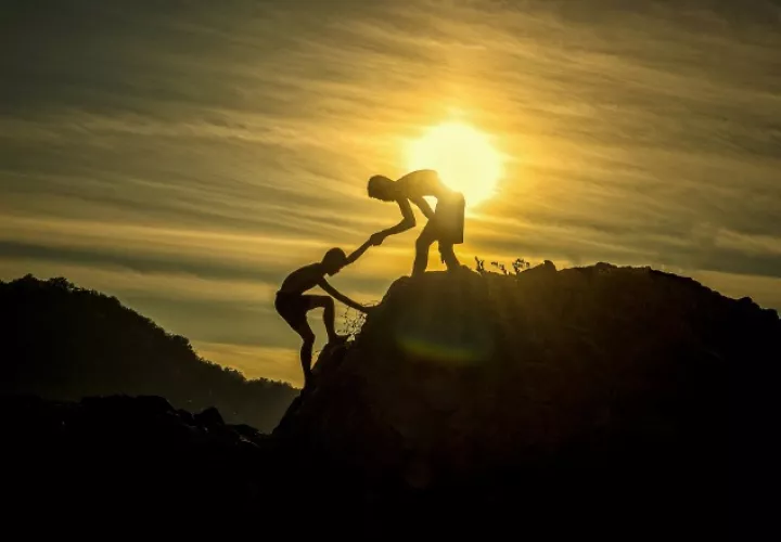 El mundo sería mejor si  tomáramos conciencia de que somos interdependientes, y si nos ayudamos, recorrer el camino será más fácil. /Foto Pixabay