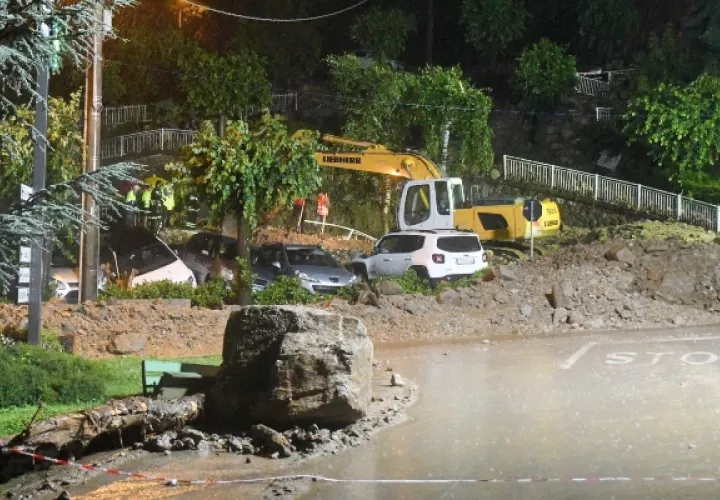 No hay heridos, pero hay muchos daños en varias áreas del país afectadas por lodo y escombros. Destruyó varios autos. Toda la zona había sido golpeada recientemente por otras olas de mal tiempo. FOTO/AP