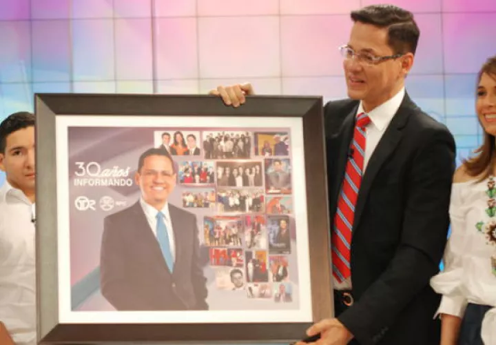 Álvaro Alvarado agradeció a Medcom y a sus colaboradores por compartir labores durante 30 años. Foto: @TReporta.