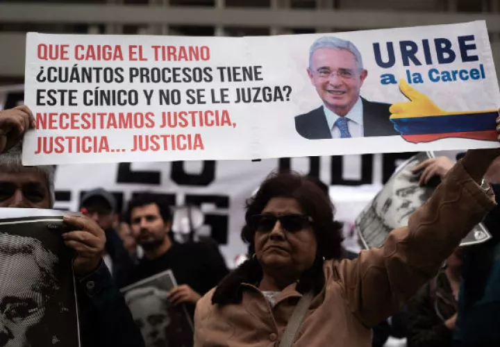 Según algunos de los polémicos testigos del caso, Uribe y su hermano Santiago ayudaron a fundar en los años 90 el Bloque Metro de las paramilitares Autodefensas Unidas de Colombia.