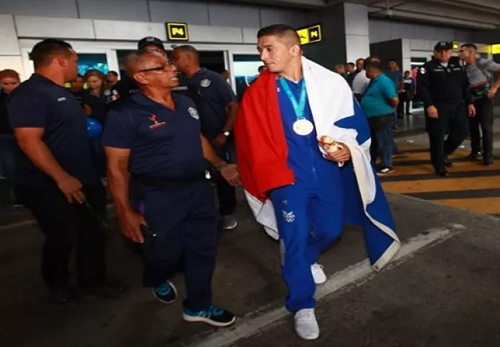 Alvis Almendra a su llegada al Aeropuerto Internacional de Tocumen. Foto: Anayansi Gamez
