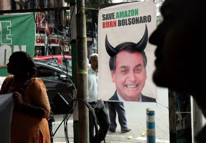 Activistas de la Federación de Estudiantes de India (SFI) participan en la protesta contra los incendios forestales de la selva amazónica y las políticas ambientales de Bolsonaro, cerca de la Embajada de Brasil en Kolkata, India oriental.FOTO/AP