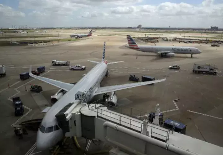  Aviones de American Airlines en el aeropuerto internacional de Dallas-Fort Worth en Grapevine, Texas. Foto: AP. 