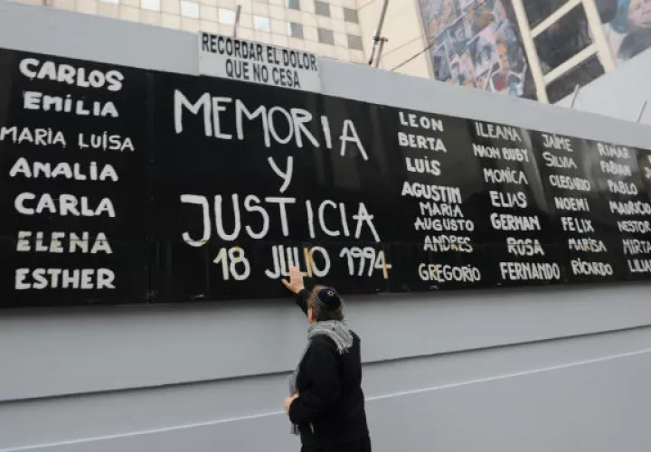 Este anuncio se da el mismo día en que se cumplen 25 años del atentado contra la mutua judía AMIA de Buenos Aires, en el que murieron 85 personas, sigue impune y es atribuido por la justicia argentina a ex altos cargos iraníes y a Hizbulá.
