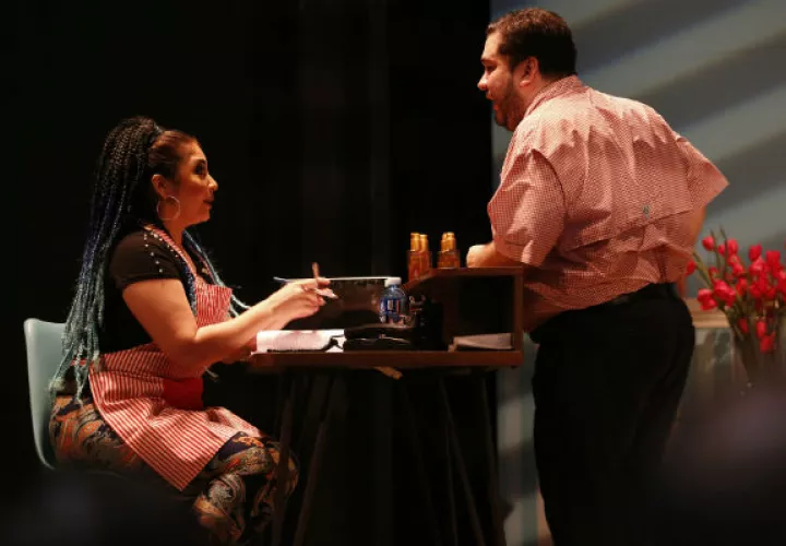 Hugo Víctor, con Ana Alejandra Carrizo, en una escena de 'Por los pelos'. Foto: Josué Arosemena.