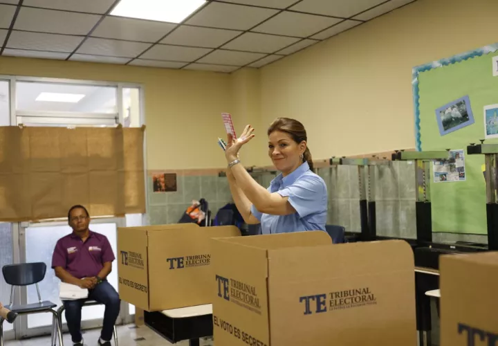 Ana Matilde Gómez olvidó su cédula al momento de votar. Foto: Tribunal Electoral.