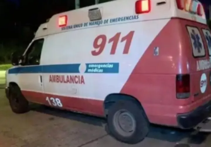 Personal del Ministerio Público y de Criminalística realizaron el levantamiento del cuerpo de la anciana en la morgue del hospital regional y procedieron a enviarla a la morgue judicial para practicar el examen de necropsia. Foto/Mayra Madrid