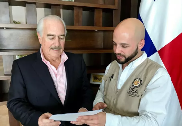 Expresidente colombiano Andrés Pastrana llega a Panamá para elecciones del 5 de mayo. Foto: OEA.