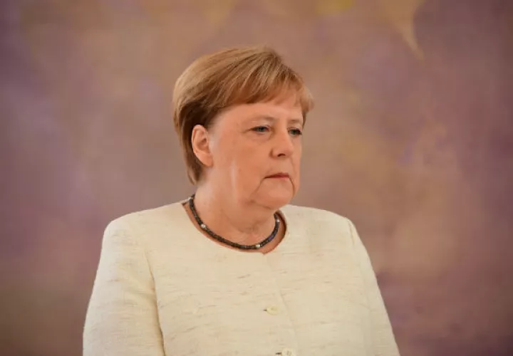 La semana pasada Merkel trató de restar importancia a las especulaciones desatadas sobre su estado de salud tras un episodio similar al de esta mañana, cuando se la vio intentando controlar un temblor de manos y piernas mientras recibía al presidente de Ucrania, Volodímir Zelenski.