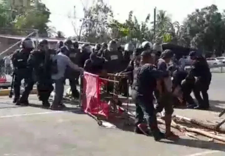 Las unidades policiales usaron gas pimienta y sus escudos para retirar a los manifestantes. Foto: José Vásquez.