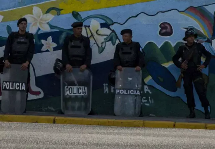 Antimotines de la Policía Nacional apostados ante protestas en Managua. Foto: EFE.