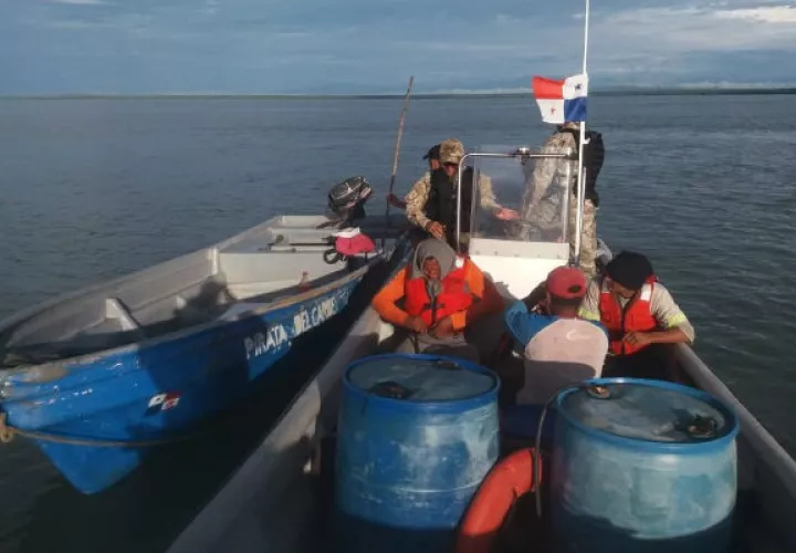 La lancha y los tripulantes en Antón fueron llevados a puerto seguro. @SENANPanama