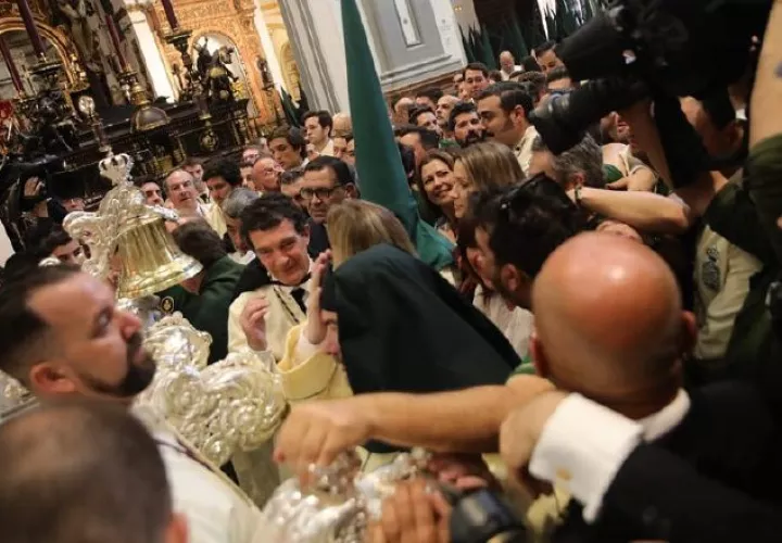 Muchos quieren tomarse fotografías con el actor quien accede con gusto.  Foto: Antonio Banderas