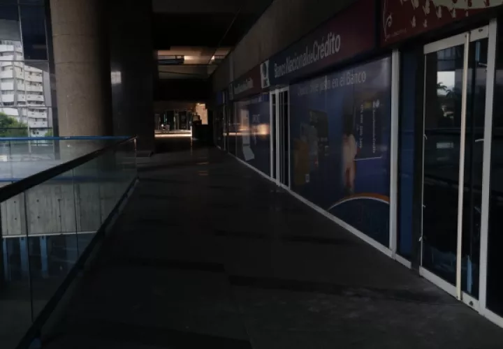 Los comercios toman precauciones ante la falta de energía. FOTO/EFE