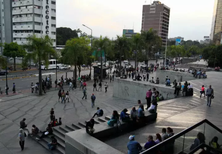 Cientos de personas caminan este jueves por una calle de Caracas (Venezuela), luego de un apagón eléctrico que afectó a gran parte del país. Foto: EFE.