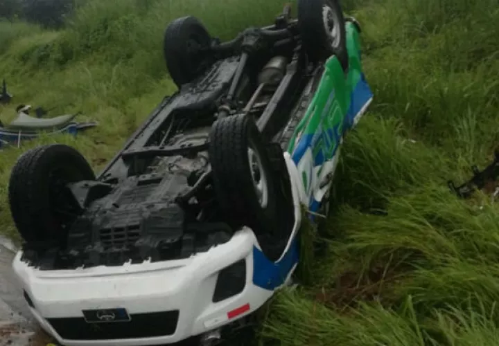 Del impacto, el equipo pesado perdió la parte frontal y quedó metido a orillas de la carretera. Foto: Diómedes Sánchez S.