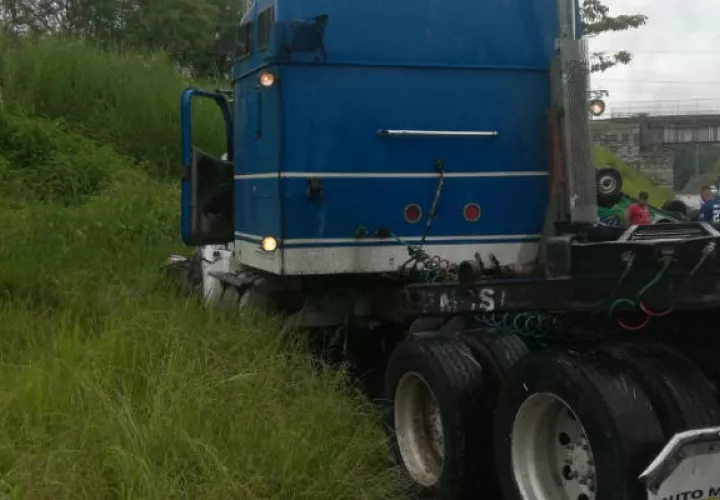 Del impacto, el equipo pesado perdió la parte frontal y quedó metido a orillas de la carretera. Foto: Diómedes Sánchez S.