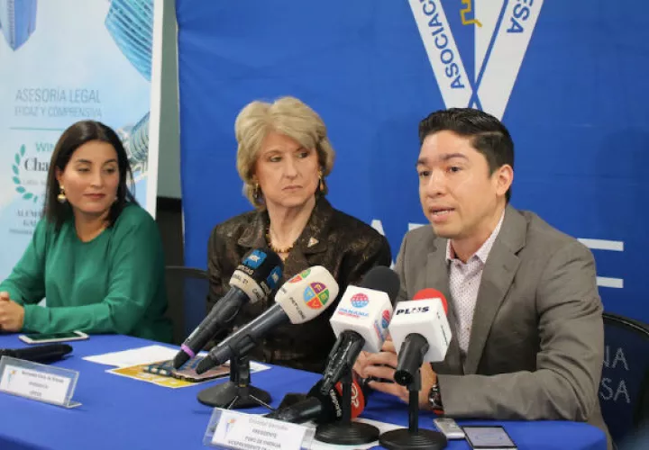 María Karina Pinzón, Mercedes Eleta de Brenes y Cristobal Samudio. Foto: Cortesía