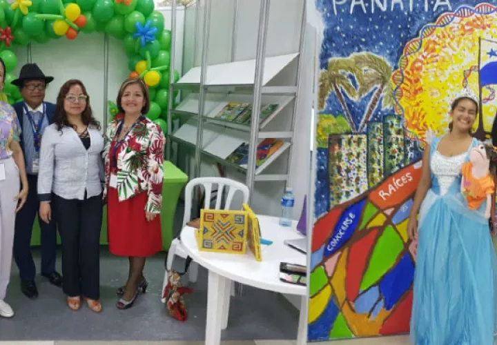 Irene de Delgado y otros escritores. El estand de Aplij fue muy concurrido. Todos quedaron satisfechos por la acogida de los visitantes. /Foto Cortesía Aplij