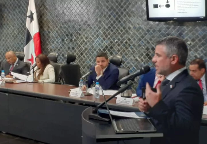 Ministro Rafael Sabonge explica contenido del proyecto de APP. Foto/ Víctor Arosemena