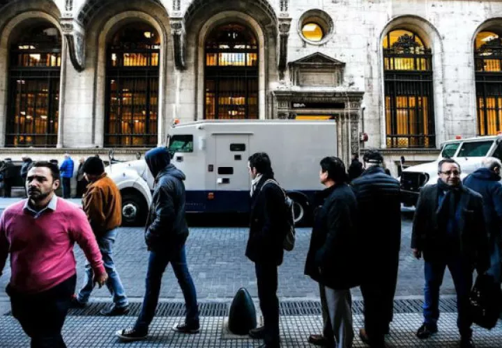 En el distrito financiero de Buenos Aires, casas de cambio y bancos operaron hoy con mayor normalidad. Foto: EFE