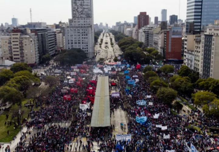 Argentinos salen a protestar.