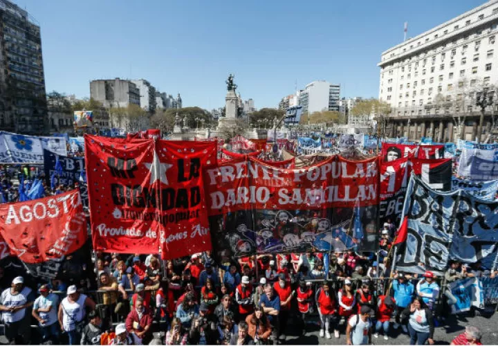 Los controles limitaron las compras de dólares y las transferencias al exterior  en Argentina. Foto/EFE