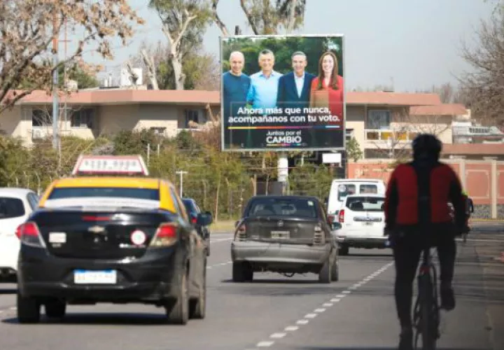 Vista de un cartel propagandístico de Mauricio Macri, candidato a las primarias de Propuesta Republicana, en Argentina. Foto: EFE