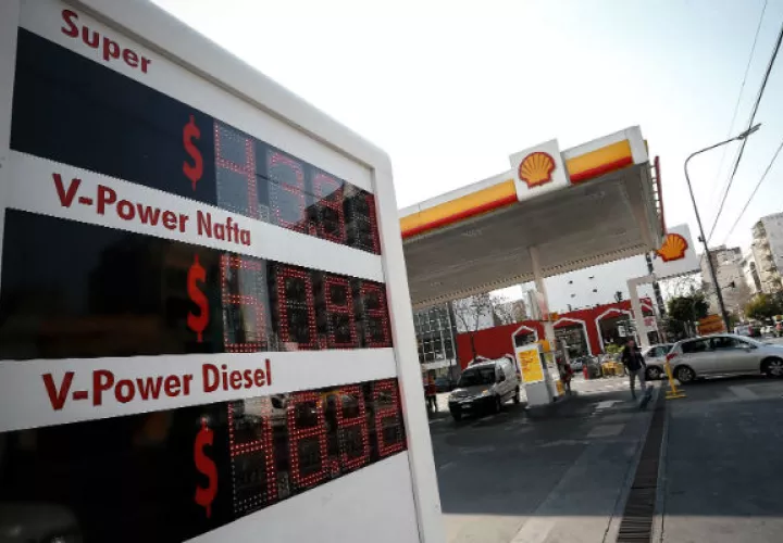 Vista de los precios de la gasolina en una estación de servicio, en Buenos Aires (Argentina). Foto: EFE.