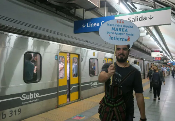 Uno de los manifestantes en el metro de Buenos Aires. Foto: EFE.