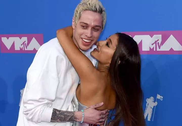 Pete Davidson y Ariana Grande.