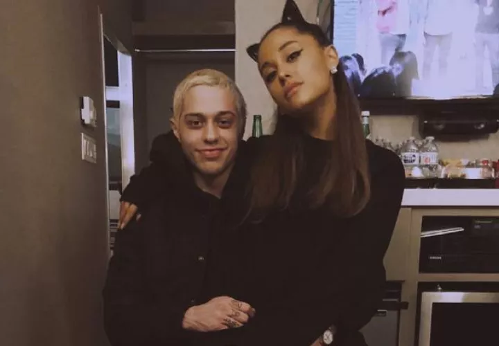 Ariana Grande cree que su exnovio Pete Davidson la está utilizando para sacar provecho.