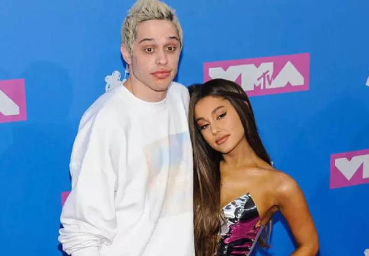  Pete Davidson junto a Ariana
