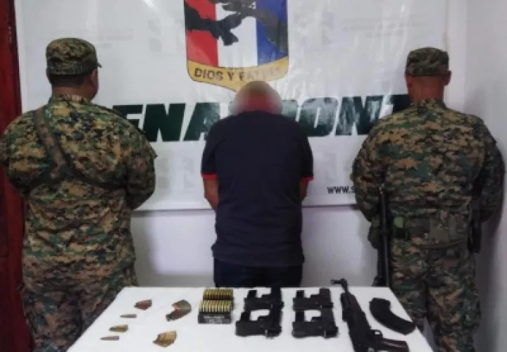 Durante la diligencia de registro se ubicó por parte de los organismos de seguridad debajo del cobertor en la parte trasera del auto que conducía, un arma de guerra AK 47, junto a un proveedor con municiones sin detonar. Foto/José Vásquez