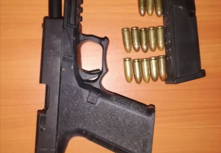 Al verificar el área, fue encontrado un arma de fuego; la misma era una pistola 9 milímetros, glob 19, con sus municiones. Foto/Diómedes Sánchez