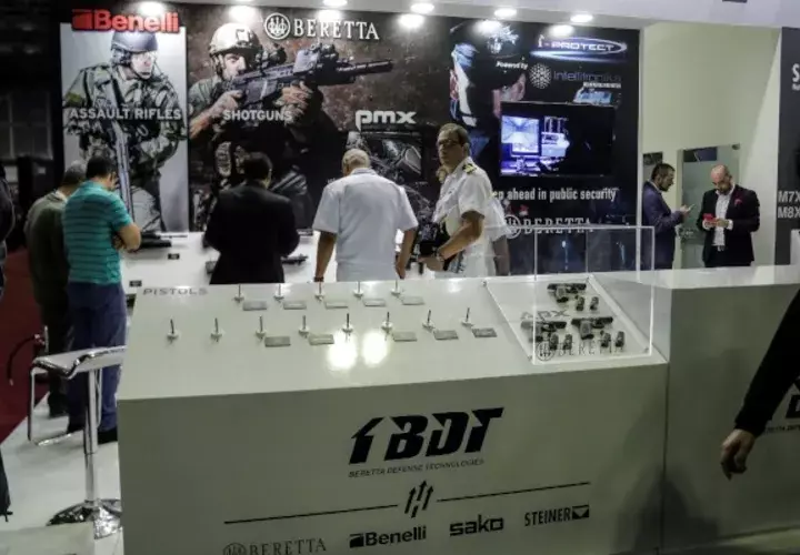 El arma robada, un modelo APC Compact de 9 milímetros y valorada en unos 400 euros, estaba en el estante de exposiciones de Beretta Defense Technologies. FOTO/EFE