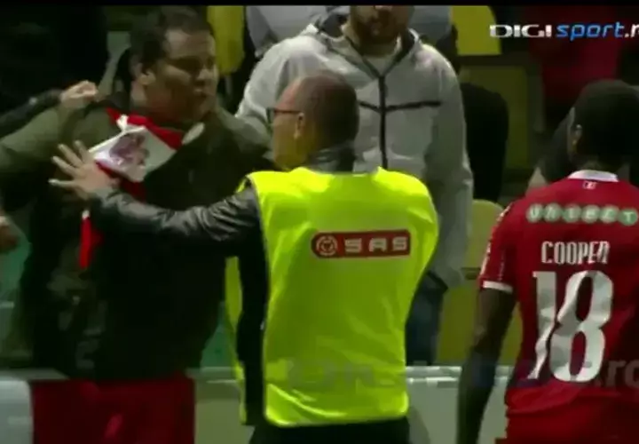 Armando Cooper se encara con el fanático.