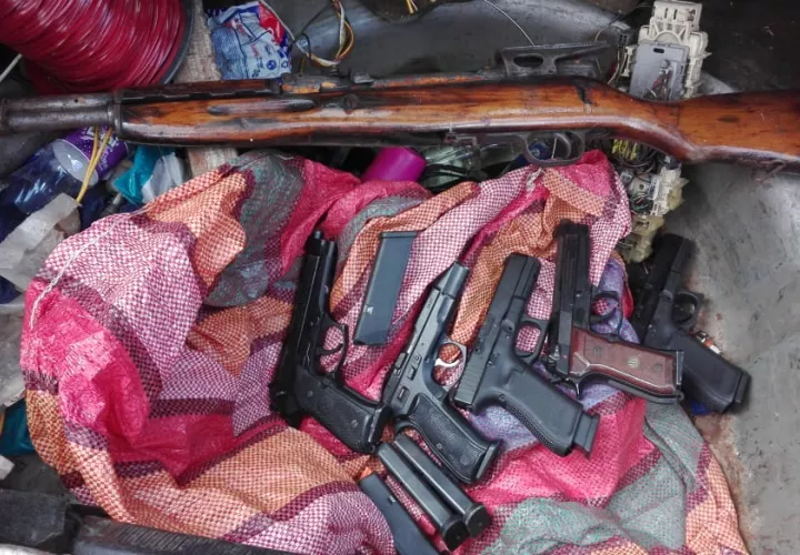 Las armas de fuego estaban dentro del taxi que fue detenido en el sector de Belén. 