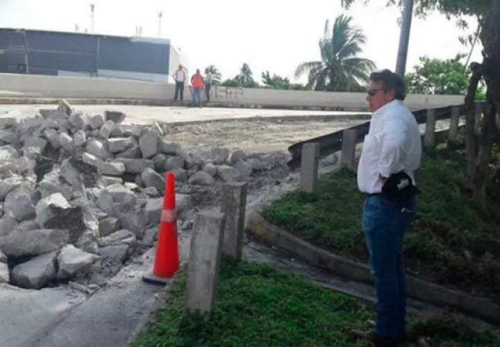 Ministro del MOP Ramón Arosemena asegura que él 'chifea' los huecos en las calles. Foto: Panamá América.