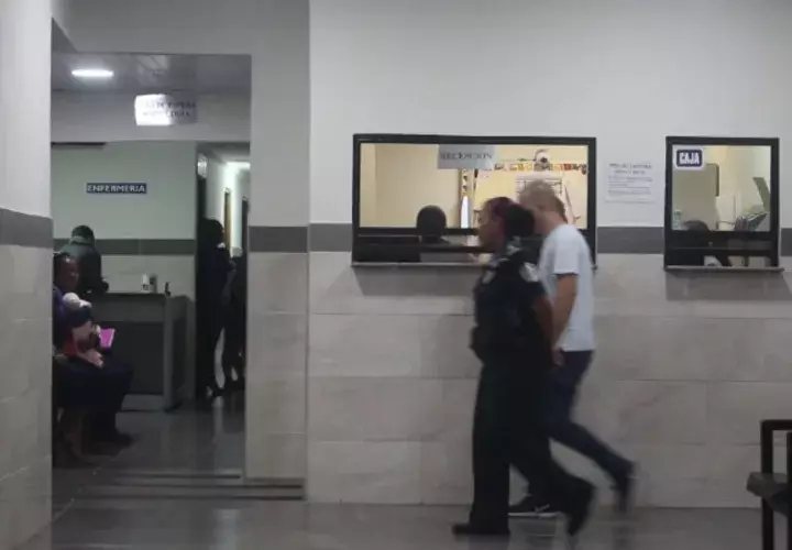 El padre del infante en clínica Saturno en La Chorrera, en donde revisaron al bebé de Arraiján. 