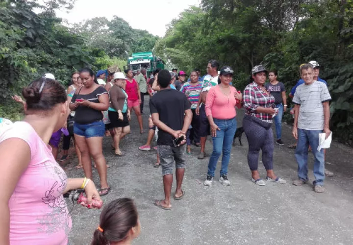 Los manifestantes en Arraiján reclaman el cumplimiento de un pliego. 