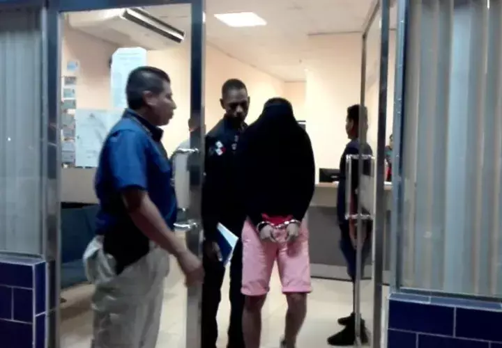Uno de los dos culpables por el femicidio de Migdonia Sanjur, sale con el rostro cubierto al terminar el juicio oral en el SPA de Panamá Oeste.