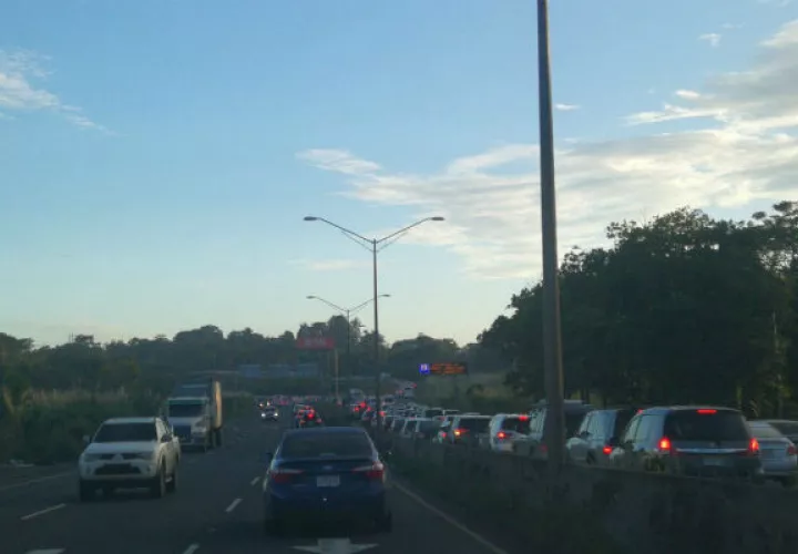 Muchos conductores se vieron atrapados en un congestionamiento vehicular. TraficoCPanama 