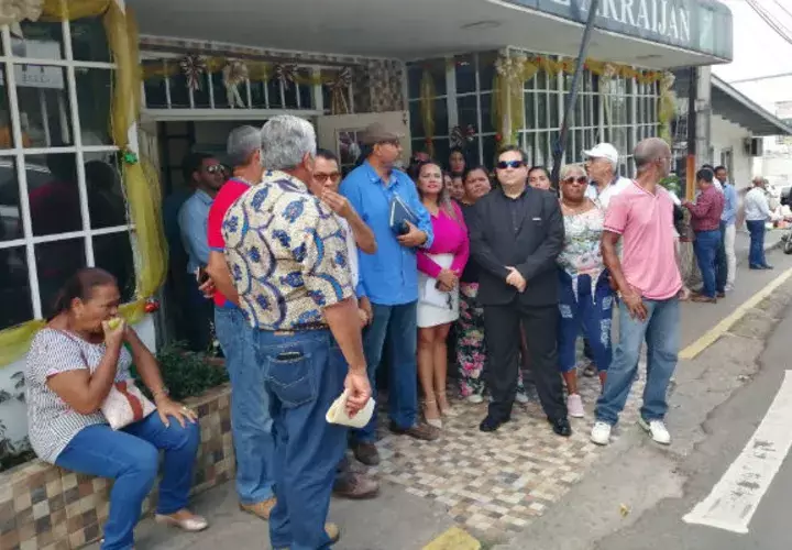 Los exfuncionarios se apostaron frente al Municipio. Foto: Eric A. Montenegro. 
